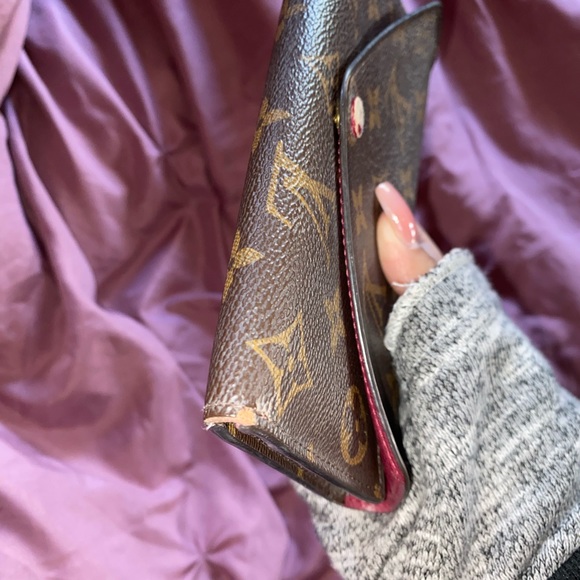 LV Josephine Wallet in the color Berry. In good condition,has minor wear&tear. - Picture 4 of 6